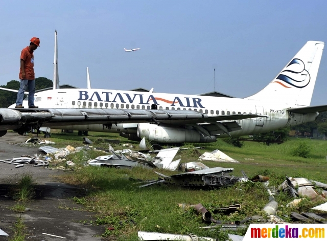 Foto Mengintip pemotongan bangkai pesawat di Bandara 