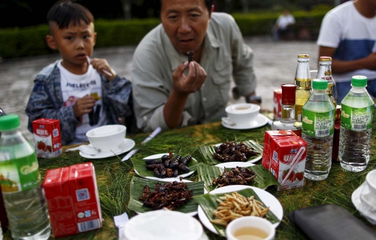 Tradisi unik etnis Hani sambut musim panas dengan makan serangga