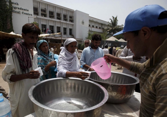 Suhu ekstrem, warga Pakistan tak bisa jauh dari air