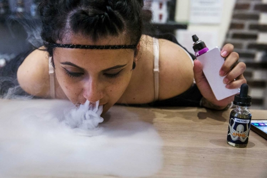 Mencoba e-rokok aneka rasa di Toko Henley Vaporium