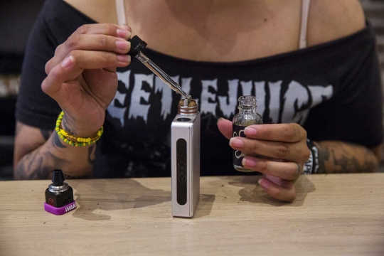 Mencoba e-rokok aneka rasa di Toko Henley Vaporium