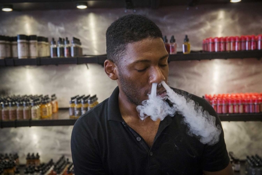 Mencoba e-rokok aneka rasa di Toko Henley Vaporium