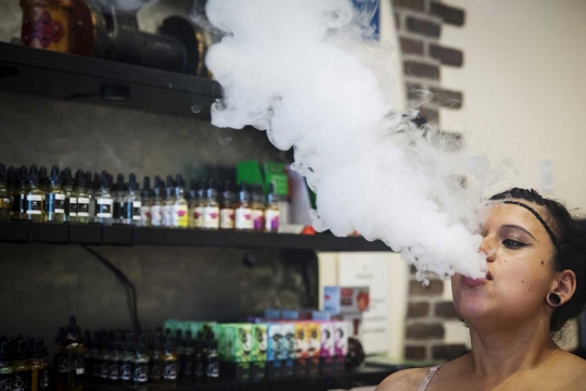 Mencoba e-rokok aneka rasa di Toko Henley Vaporium