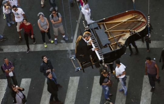 Aksi nekat musisi Brasil bermain piano sambil melayang di udara