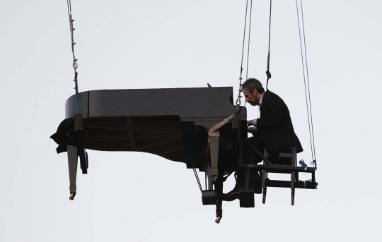 Aksi nekat musisi Brasil bermain piano sambil melayang di udara