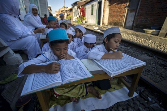Keberanian anak-anak Surabaya belajar mengaji di pinggir rel
