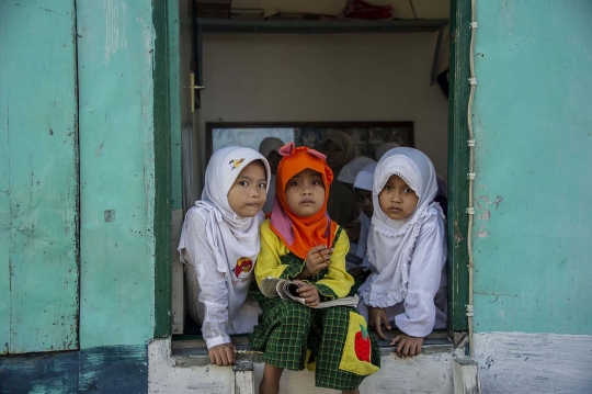 Keberanian anak-anak Surabaya belajar mengaji di pinggir rel