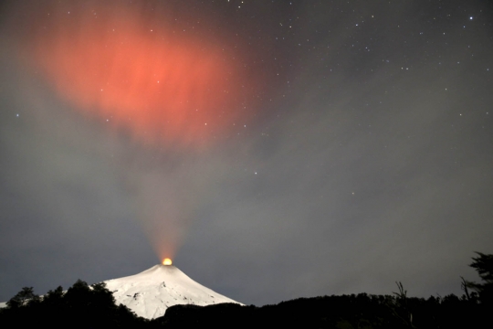 Keindahan sinar kawah Gunung Villarrica terangi langit Chile