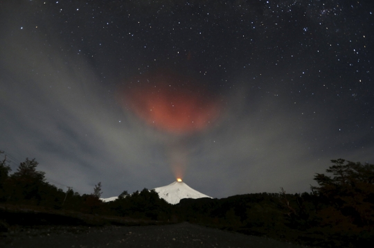 Keindahan sinar kawah Gunung Villarrica terangi langit Chile