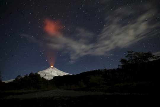 Keindahan sinar kawah Gunung Villarrica terangi langit Chile