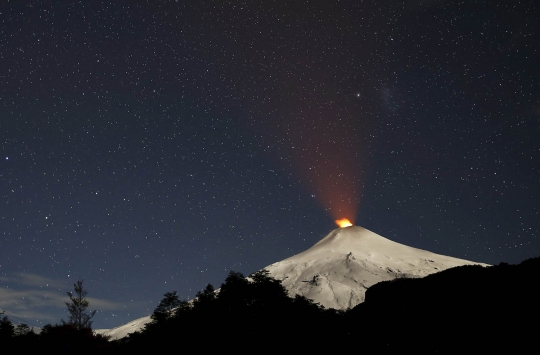 Keindahan sinar kawah Gunung Villarrica terangi langit Chile