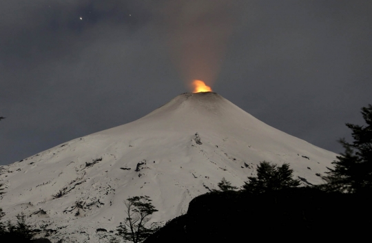 Keindahan sinar kawah Gunung Villarrica terangi langit Chile