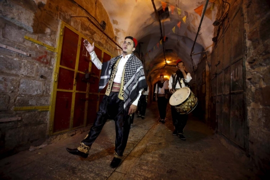 Cara unik pemuda Palestina bangunkan sahur dengan musik tradisional