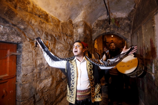 Cara unik pemuda Palestina bangunkan sahur dengan musik tradisional