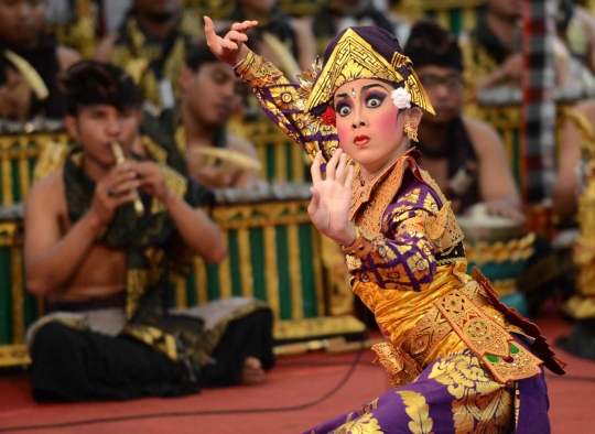 Gemulai penari cantik meriahkan Bali Art Festival ke-37