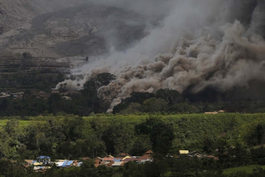 Kisah petani di Karo bertahan dari semburan abu vulkanik Sinabung