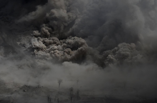 Kisah petani di Karo bertahan dari semburan abu vulkanik Sinabung