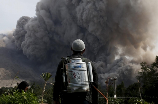Kisah petani di Karo bertahan dari semburan abu vulkanik Sinabung