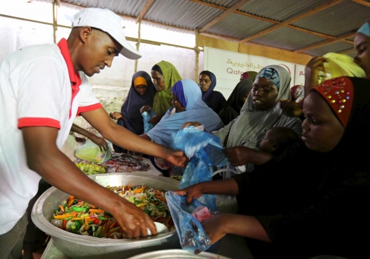 Meratapi muslim Somalia rela antre demi makanan berbuka puasa