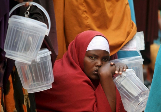 Meratapi muslim Somalia rela antre demi makanan berbuka puasa