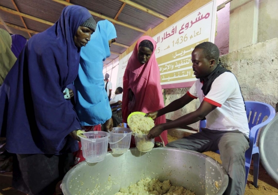 Meratapi muslim Somalia rela antre demi makanan berbuka puasa