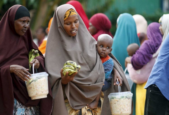 Meratapi muslim Somalia rela antre demi makanan berbuka puasa