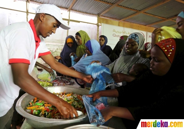 Foto : Meratapi muslim Somalia rela antre demi makanan 