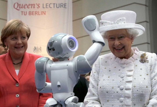 Kunjungi Universitas Berlin, Ratu Elizabeth girang disambut robot
