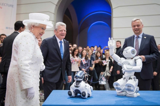 Kunjungi Universitas Berlin, Ratu Elizabeth girang disambut robot