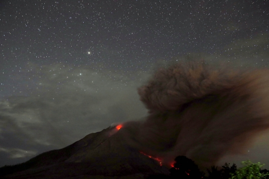 Muntahan lava pijar Gunung Sinabung ancam warga Karo