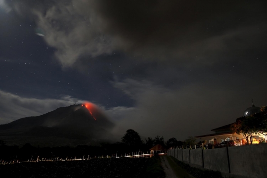 Muntahan lava pijar Gunung Sinabung ancam warga Karo