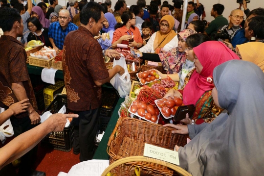 Menteri Rachmat Gobel buka pasar murah di parkiran Kemendag