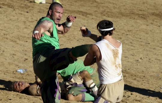 Serunya Calcio Fiorentino, bermain bola sambil bertarung ala Italia