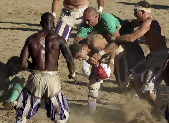 Serunya Calcio Fiorentino, bermain bola sambil bertarung ala Italia