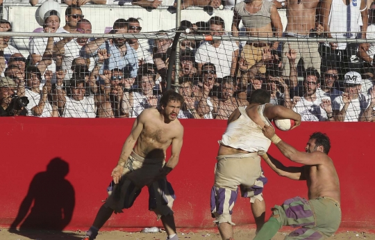 Serunya Calcio Fiorentino, bermain bola sambil bertarung ala Italia