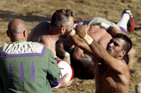 Serunya Calcio Fiorentino, bermain bola sambil bertarung ala Italia