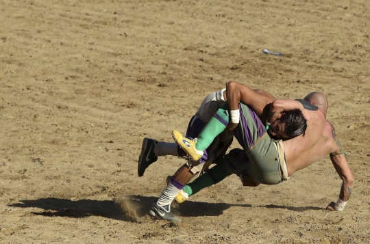 Serunya Calcio Fiorentino, bermain bola sambil bertarung ala Italia