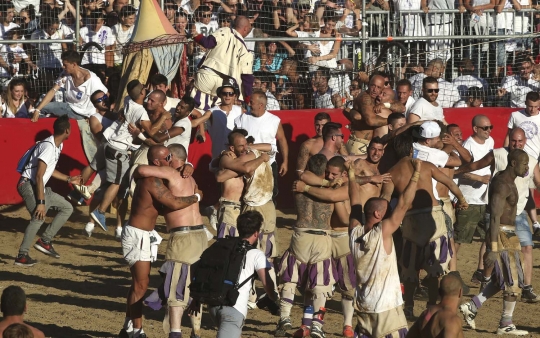 Serunya Calcio Fiorentino, bermain bola sambil bertarung ala Italia