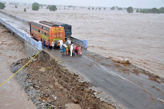 Dahsyatnya banjir di India tewaskan 30 orang dan lumpuhkan akses