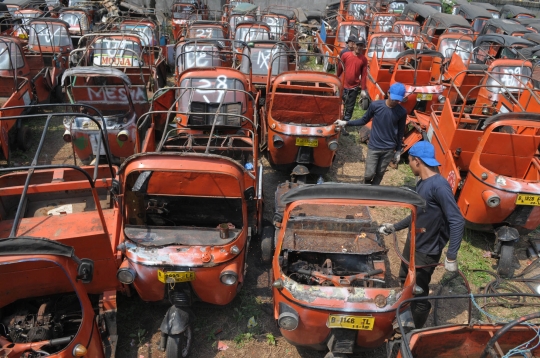 Melihat pemusnahan bajaj dua tak di Cipinang Bali