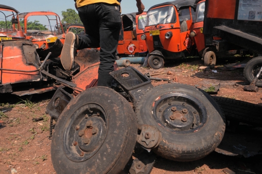 Melihat pemusnahan bajaj dua tak di Cipinang Bali