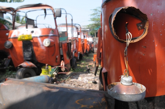 Melihat pemusnahan bajaj dua tak di Cipinang Bali