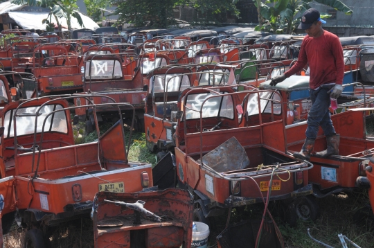 Melihat pemusnahan bajaj dua tak di Cipinang Bali