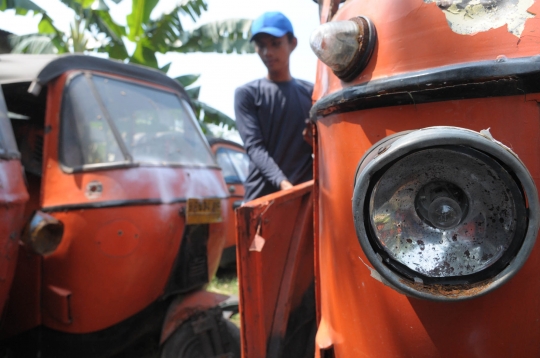 Melihat pemusnahan bajaj dua tak di Cipinang Bali