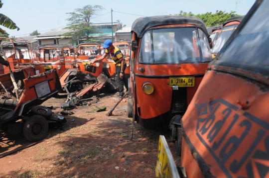 Melihat pemusnahan bajaj dua tak di Cipinang Bali