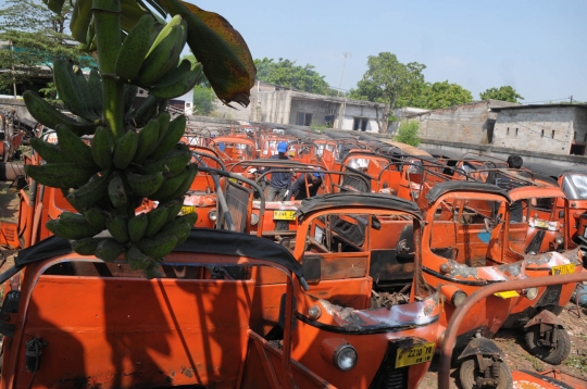 Melihat pemusnahan bajaj dua tak di Cipinang Bali