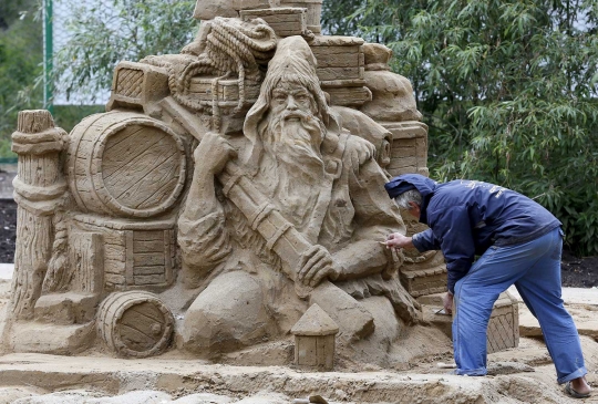 Seniman Rusia ini ukir pasir jadi karya seni luar biasa