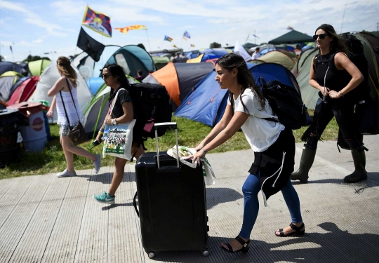Demi nonton festival ini, ribuan orang rela bawa koper hingga tenda
