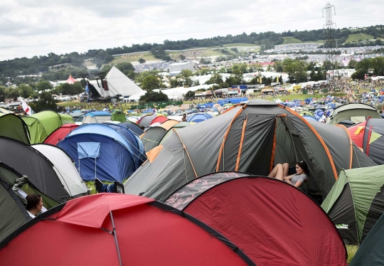 Demi nonton festival ini, ribuan orang rela bawa koper hingga tenda