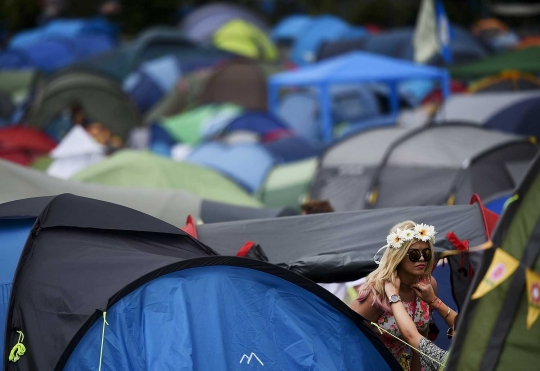 Demi nonton festival ini, ribuan orang rela bawa koper hingga tenda